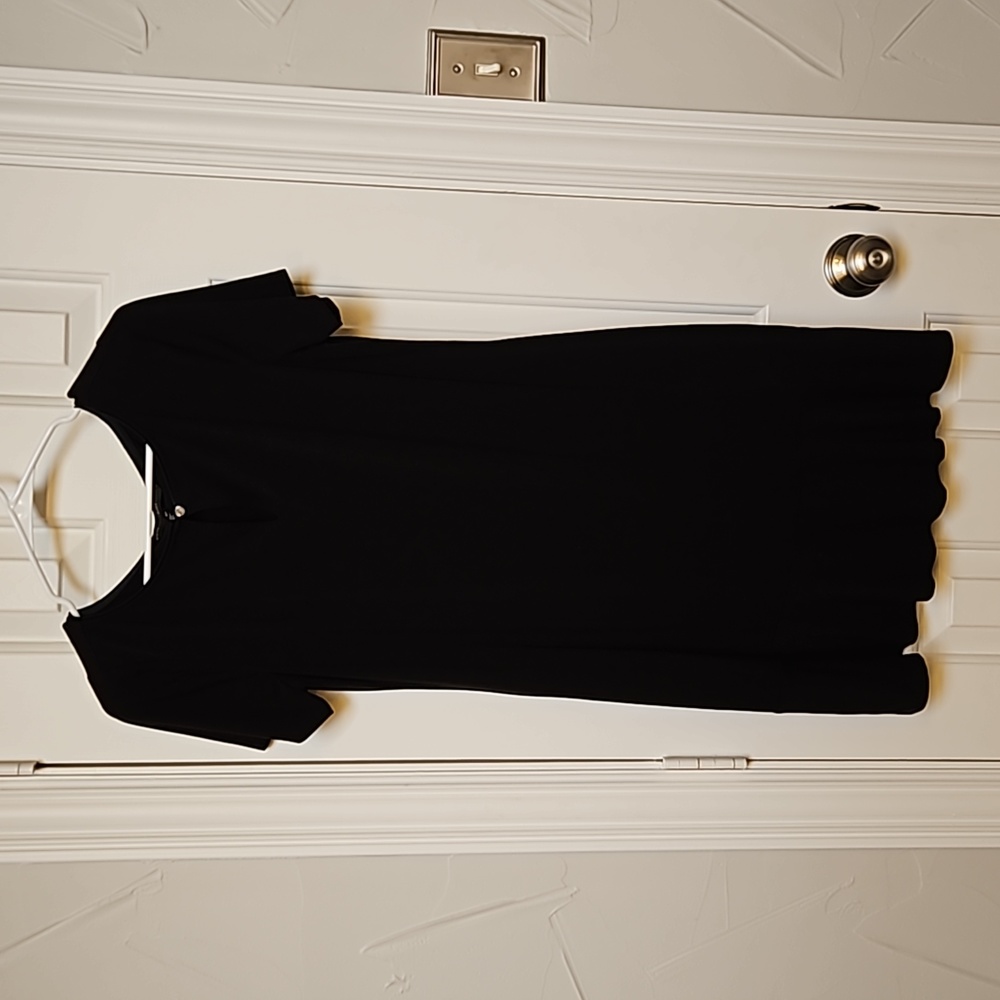 EUC White House Black Market Short Sleeve Black Dress Hem & Keyhole Detail